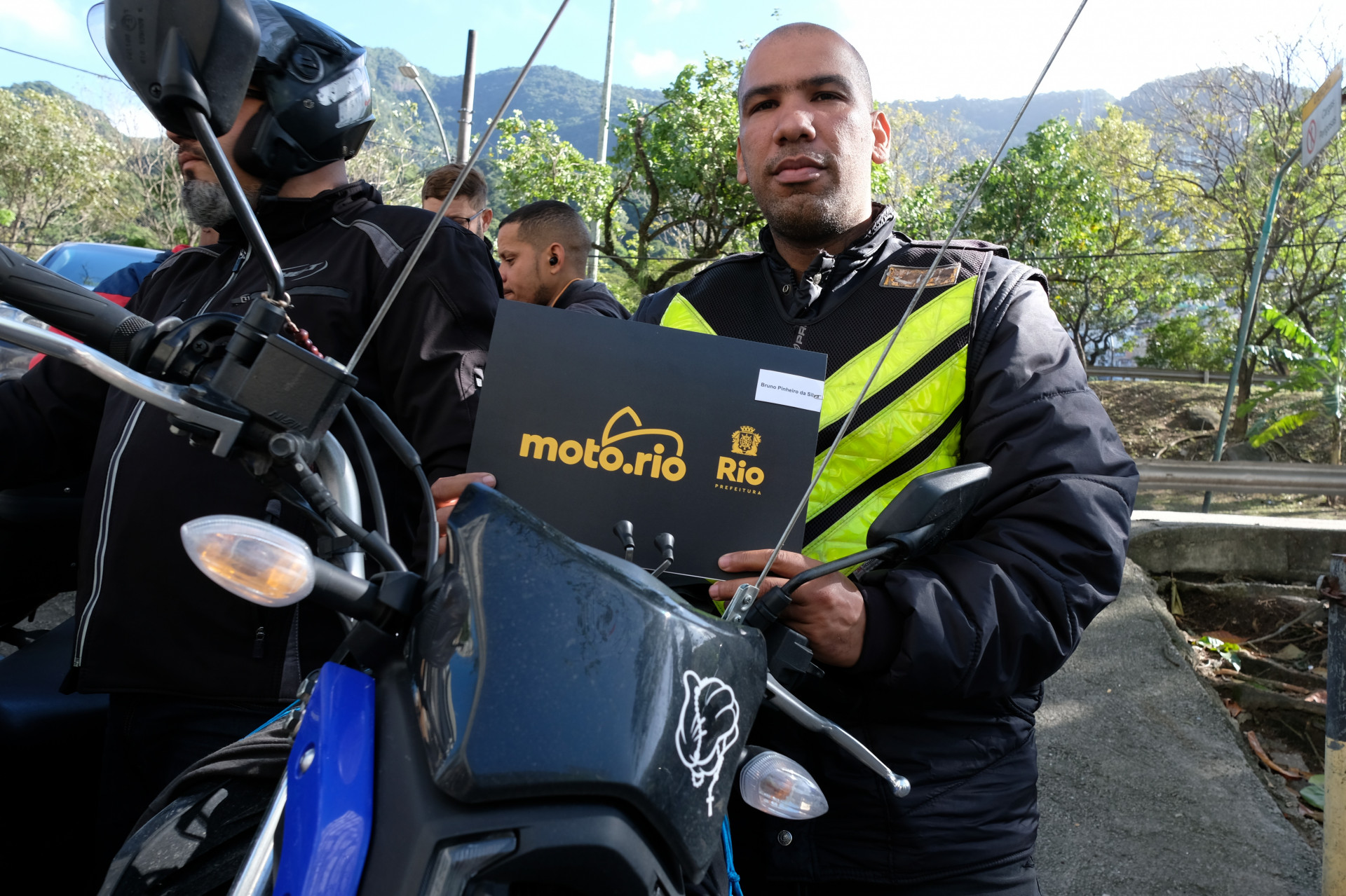 Paes faz a primeira corrida com o aplicativo Moto.Rio - Eduardo Paes