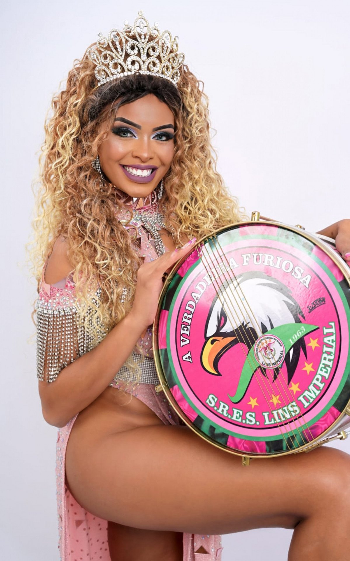 Diva Oliveira é a nova rainha de bateria da Lins Imperial
 - Sérgio Carvalho