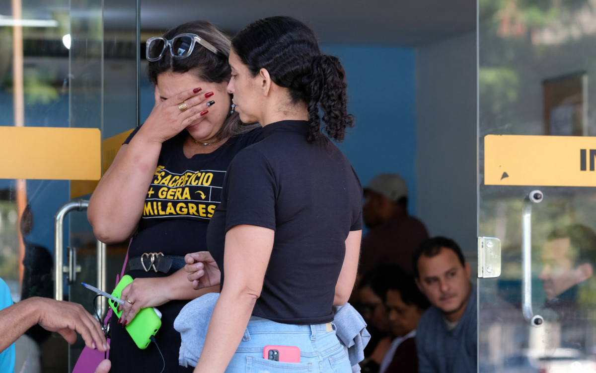 Familiares do torcedor do Botafogo Leandro José, estiveram no IML do Centro para reconhecimento do corpo. Neste Sábado (22). - Pedro Ivo/Agência O Dia                                                                                                                                                                                                                                                    