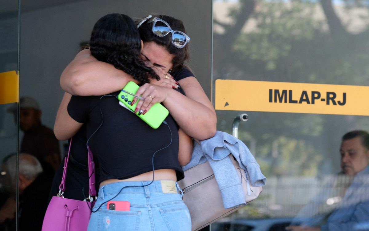 Familiares do torcedor do Botafogo Leandro José, estiveram no IML do Centro para reconhecimento do corpo. Neste Sábado (22). - Pedro Ivo/Agência O Dia                                                                                                                                                                                                                                                  