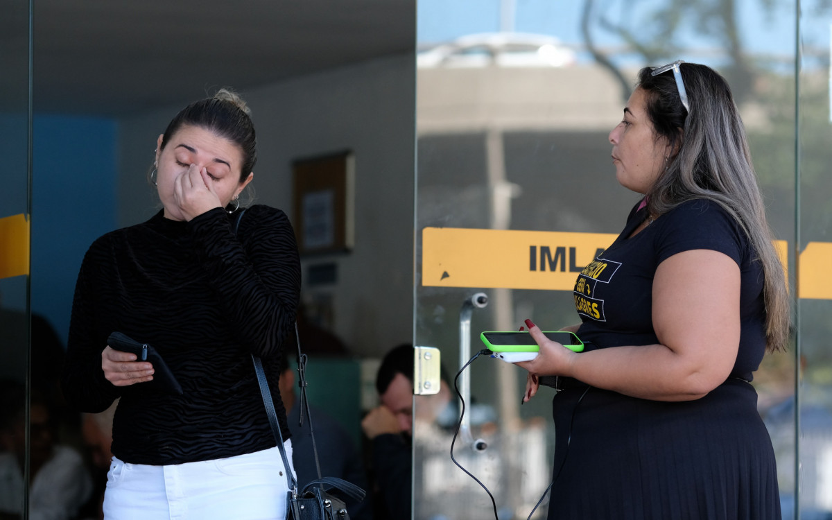 Familiares do torcedor do Botafogo Leandro José, estiveram no IML do Centro para reconhecimento do corpo. Neste Sábado (22). - Pedro Ivo/Agência O Dia                                                                                                                                                                                                                                                      