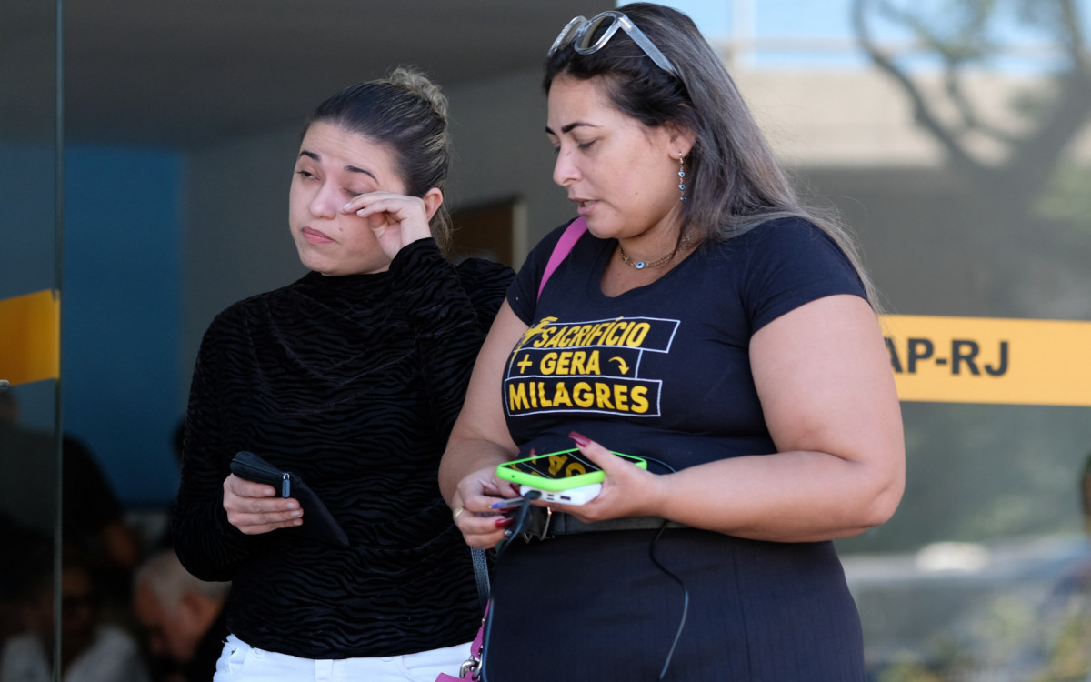 Familiares do torcedor do Botafogo Leandro José, estiveram no IML do Centro para reconhecimento do corpo. Na foto, Valéria (prima, com o óculos na cabeça). Sábado (22). - Pedro Ivo/Agência O Dia                                                                                                                                                                                                                                                   