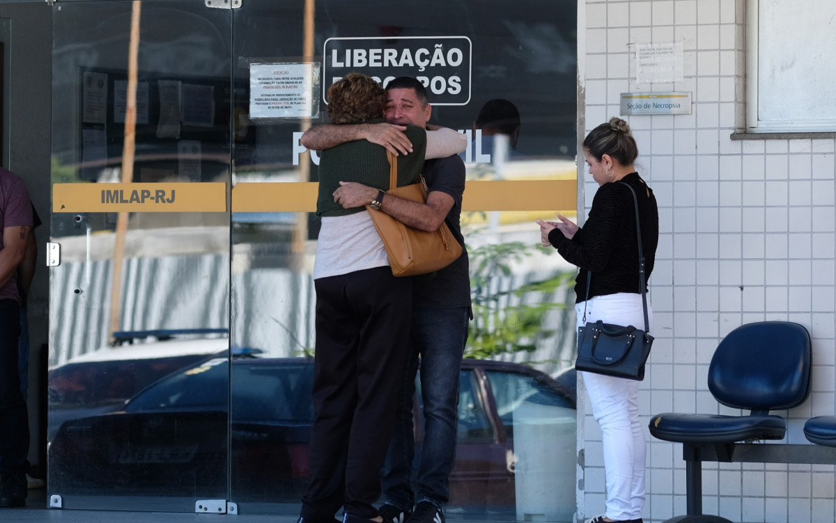 Familiares do torcedor do Botafogo Leandro José, estiveram no IML do Centro para reconhecimento do corpo. Neste Sábado (22). - Pedro Ivo/Agência O Dia                                                                                                                                                                                                                                                   