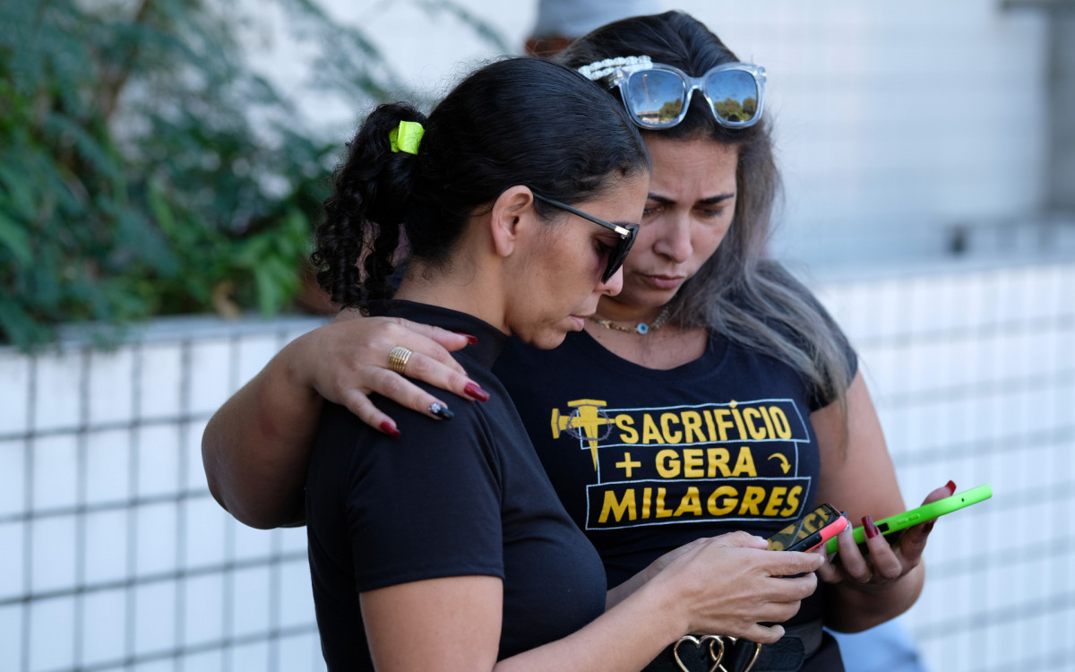 Familiares do torcedor do Botafogo Leandro José, estiveram no IML do Centro para reconhecimento do corpo. Na foto, Maria Verônica (esposa, de óculos no rosto). Sábado (22). - Pedro Ivo/Agência O Dia                                                                                                                                                                                                                                                     