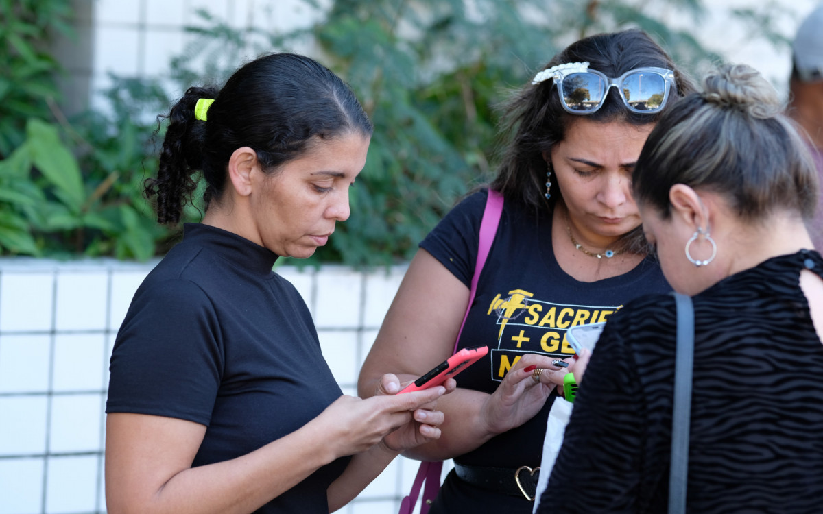 Familiares do torcedor do Botafogo Leandro José, estiveram no IML do Centro para reconhecimento do corpo. Na foto, Maria Verônica (esposa, na esquerda). Sábado (22). - Pedro Ivo/Agência O Dia                                                                                                                                                                                                                                                  