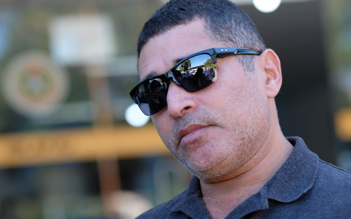 Familiares do torcedor do Botafogo Leandro José, estiveram no IML do Centro para reconhecimento do corpo. Na foto, Lenilton José (irmão). Neste Sábado (22). - Pedro Ivo/Agência O Dia                                                                                                                                                                                                                                                   