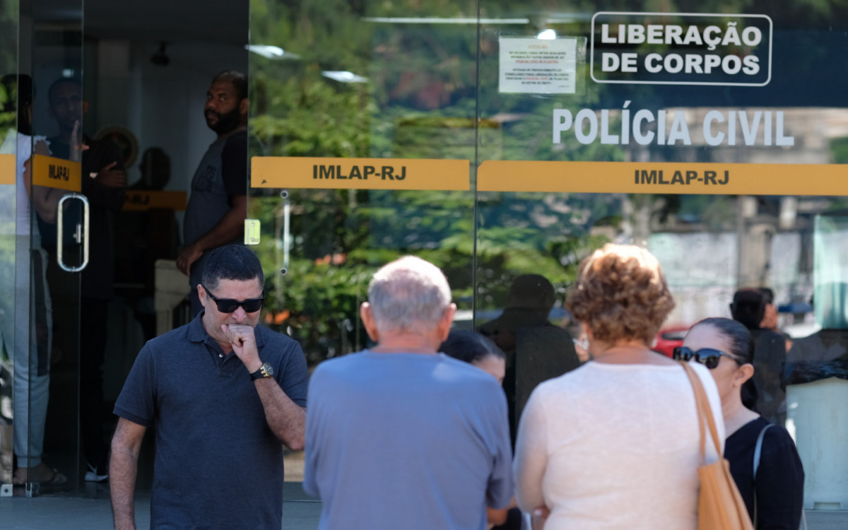 Familiares do torcedor do Botafogo Leandro José, estiveram no IML do Centro para reconhecimento do corpo. Neste Sábado (22). - Pedro Ivo/Agência O Dia                                                                                                                                                                                                                                                   