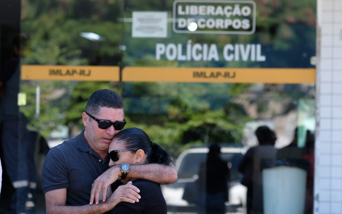 Familiares do torcedor do Botafogo Leandro José, estiveram no IML do Centro para reconhecimento do corpo. Neste Sábado (22). - Pedro Ivo/Agência O Dia                                                                                                                                                                                                                                                     