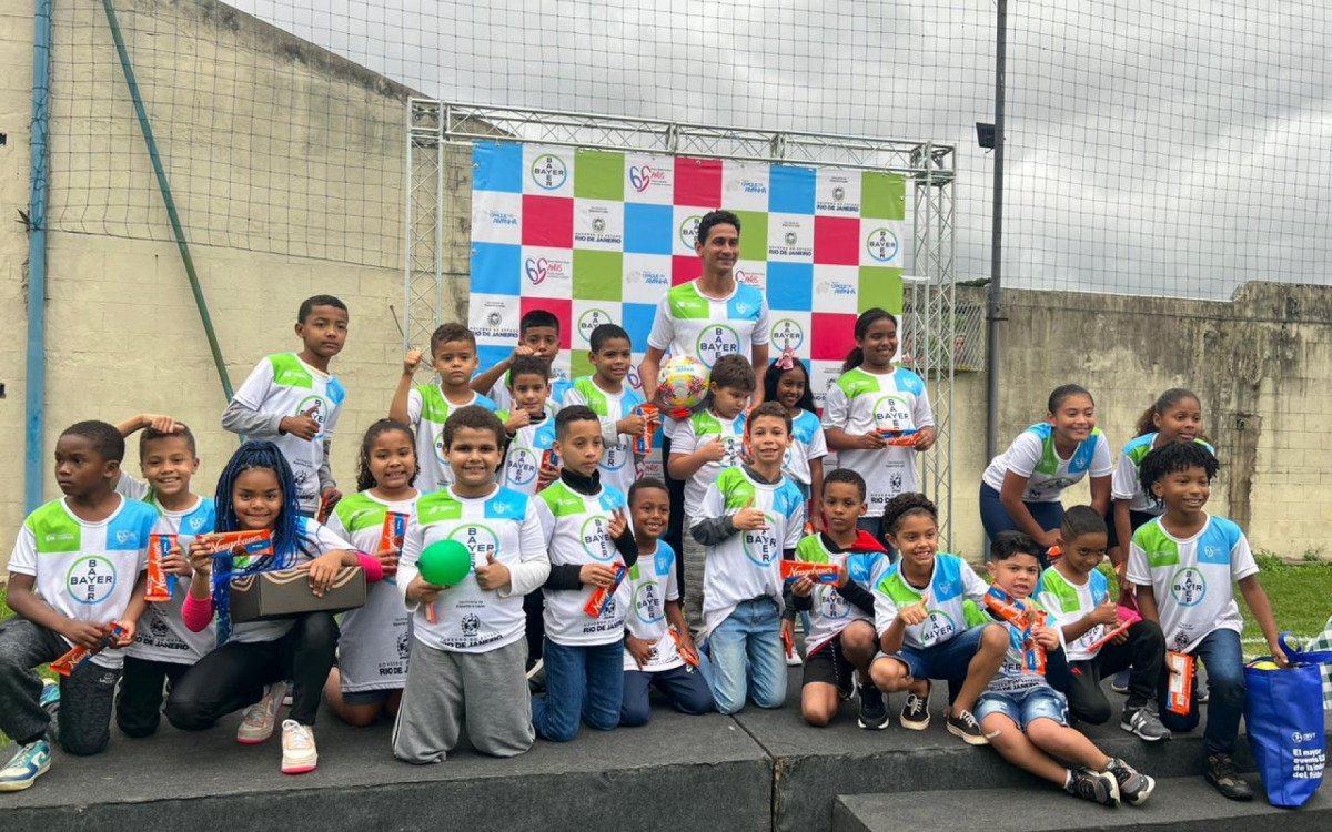 PH Ganso junto com os jovens alunos do Projeto Craque do Amanh&atilde; em Belford Roxo