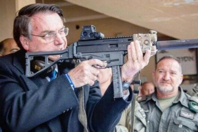 Bolsonaro critica decreto do desarmamento: 'Armei o máximo possível o meu povo'