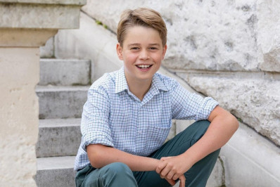 Príncipe George encanta ao posar sorridente para foto oficial de aniversário