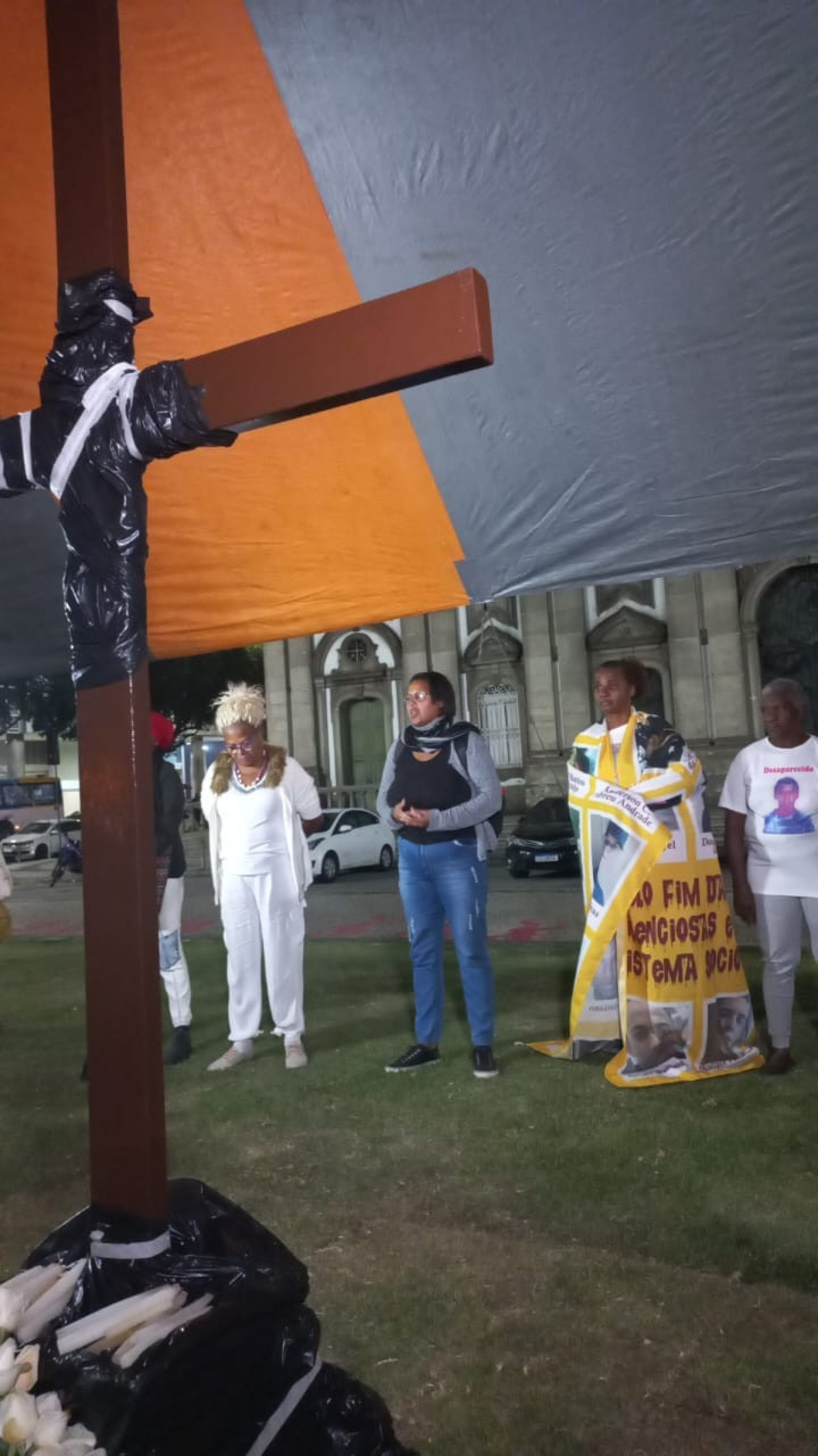 Vig&iacute;lia rolou na porta da igreja