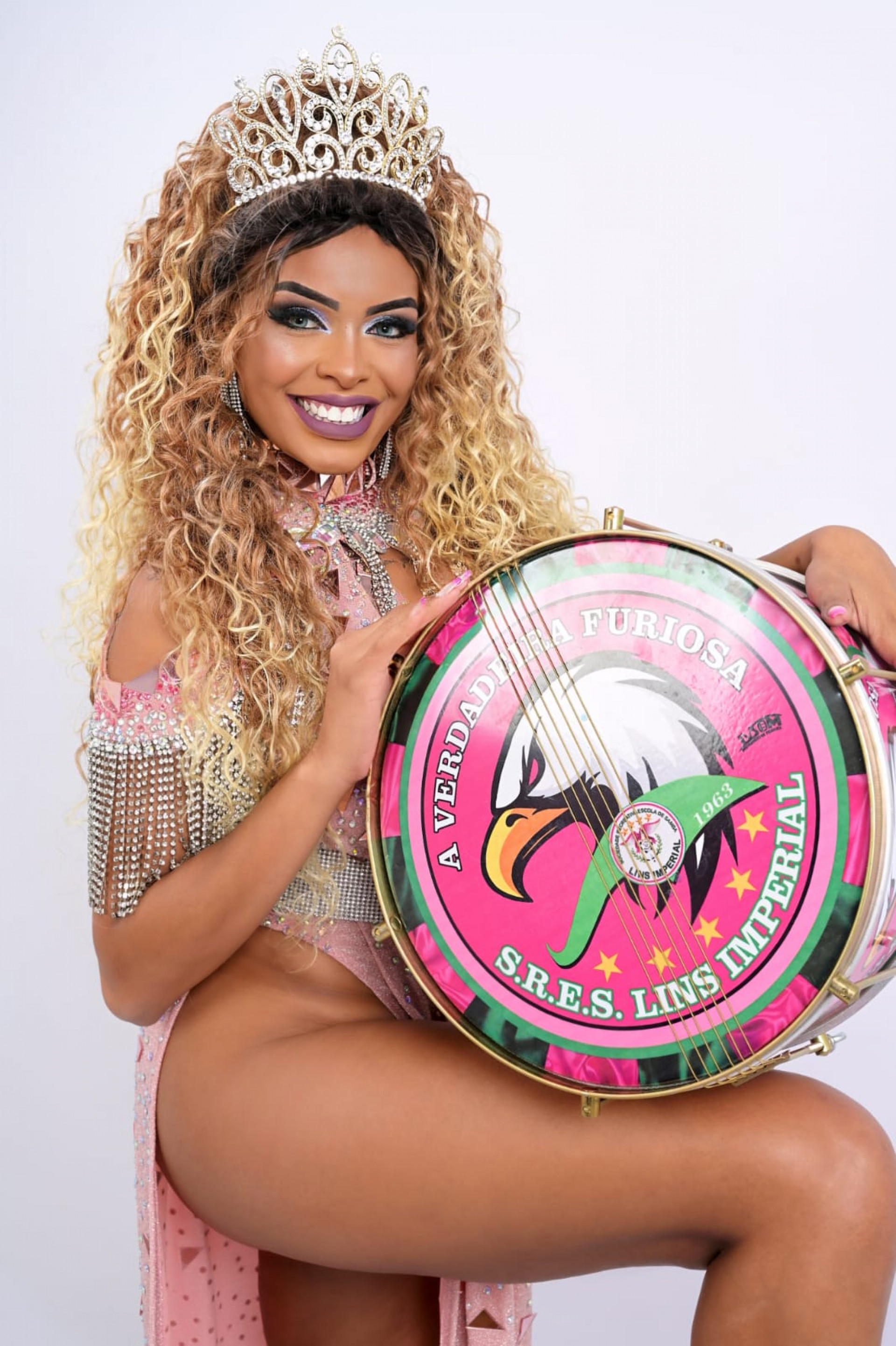 Diva Oliveira é a nova rainha de bateria da Lins Imperial