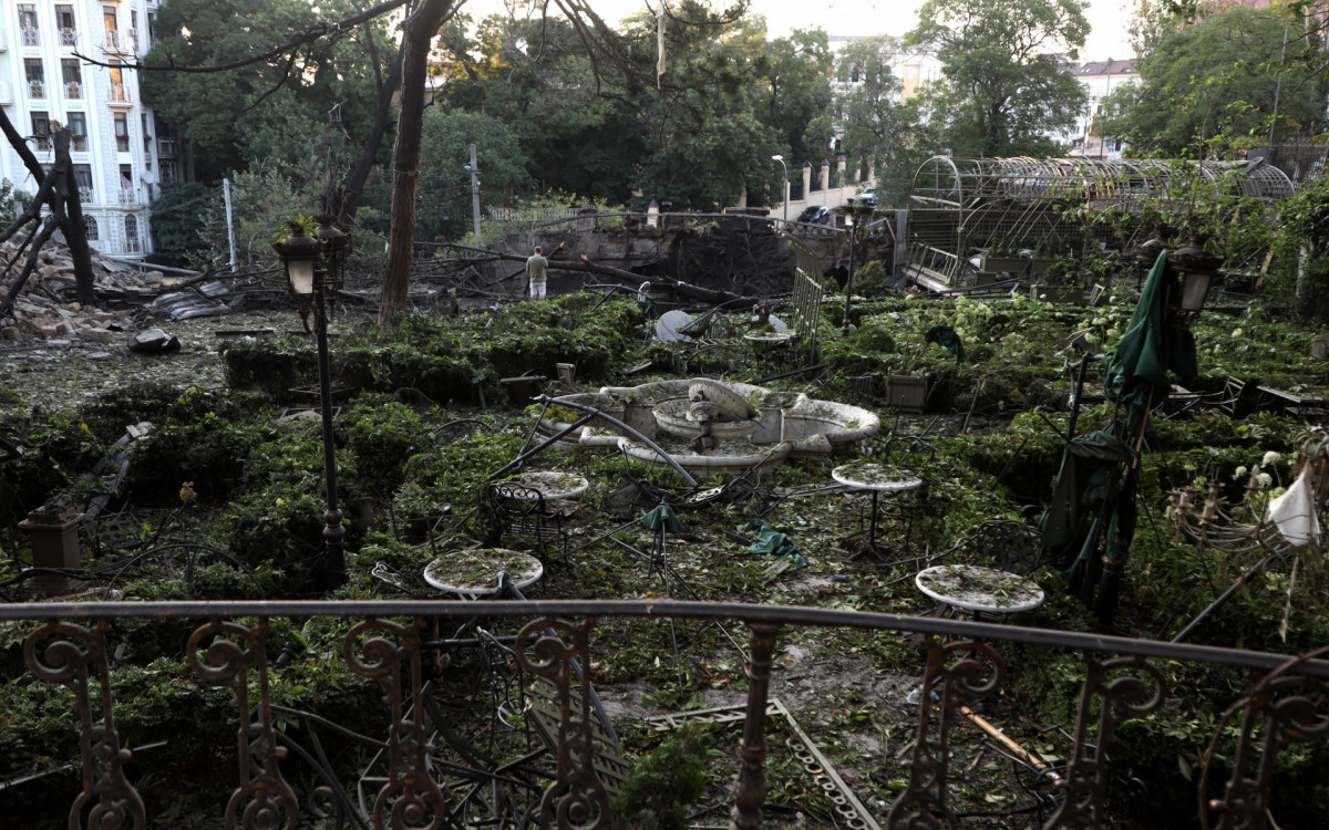 Homem observa destruição à sua volta