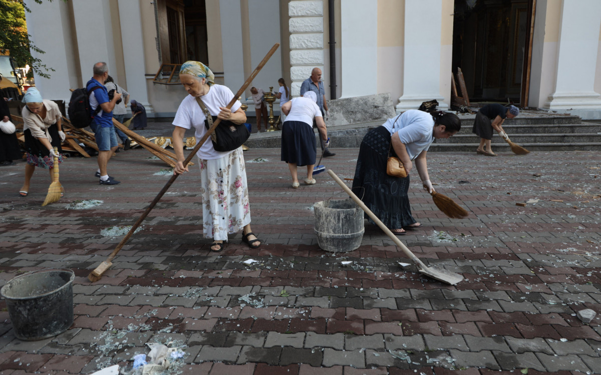 Ucranianos limpam voluntariamente o local onde houve a destruição