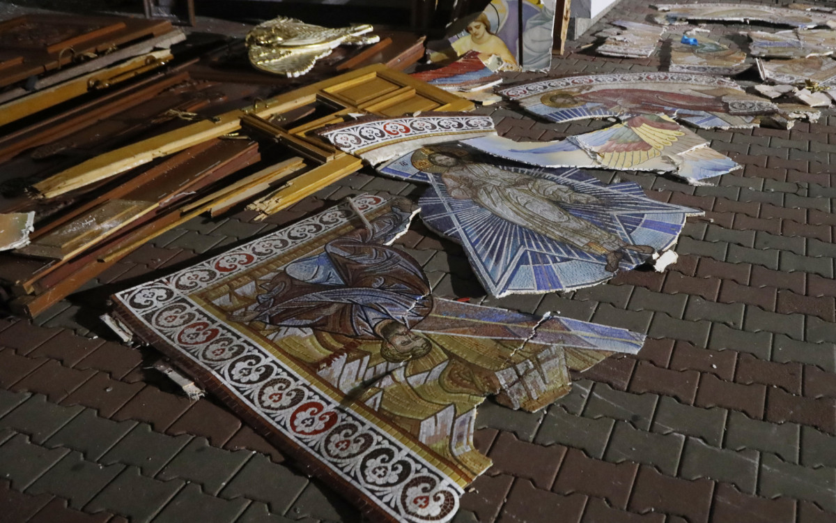 Homem observa destruição à sua volta