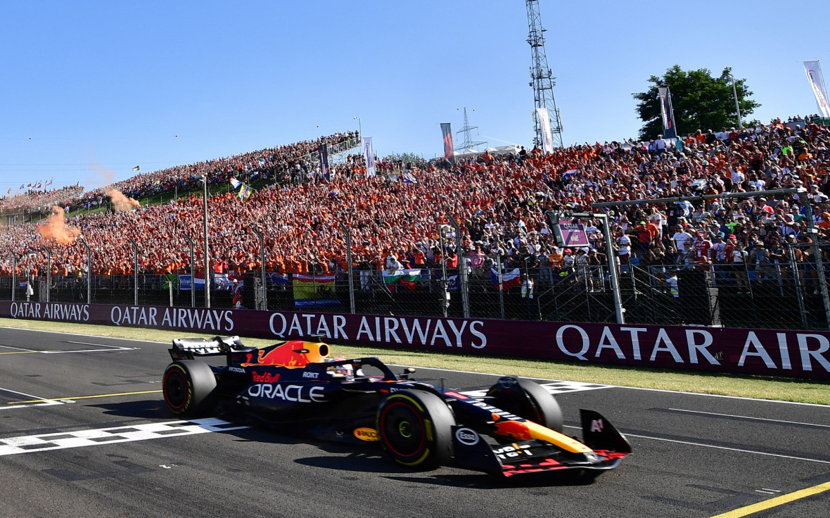 Momento em que Max Verstappen cruza a linha de chegada do GP da Hungria