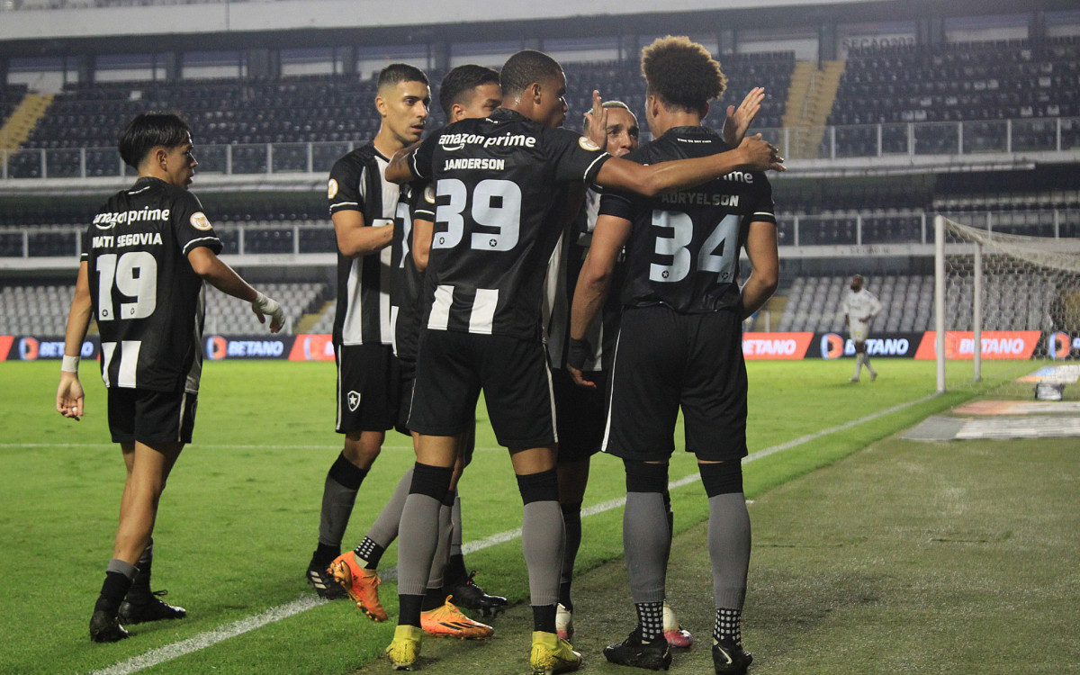 Jogadores do Botafogo, comemoram gol na partida entre Santos x Botafogo pelo Campeonato Brasileiro no Estádio Vila Belmiro em Santos, São Paulo. Na tarde deste Domingo (23). 