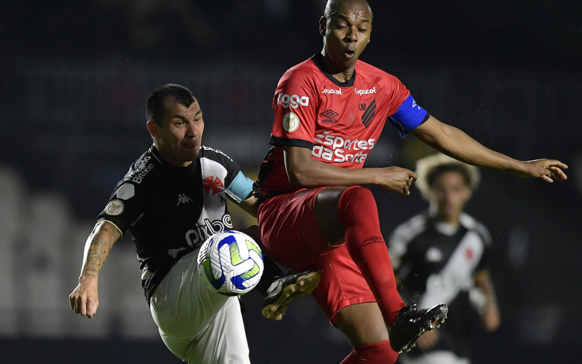 RJ - BRASILEIRÃO/VASCO X ATHLETICO-PR - ESPORTES
RJ - BRASILEIRÃO/VASCO X ATHLETICO-PR - ESPORTES - O chileno Gary Medel (D), estreante pelo Vasco, disputa lance com Fernandinho, do Athletico Paranaense, em partida válida pela 16ª rodada do Campeonato Brasileiro 2023, realizada no Estádio de São Januário, na zona norte do Rio de Janeiro, neste domingo (23). - ANDRÉ FABIANO/ESTADÃO CONTEÚDO
