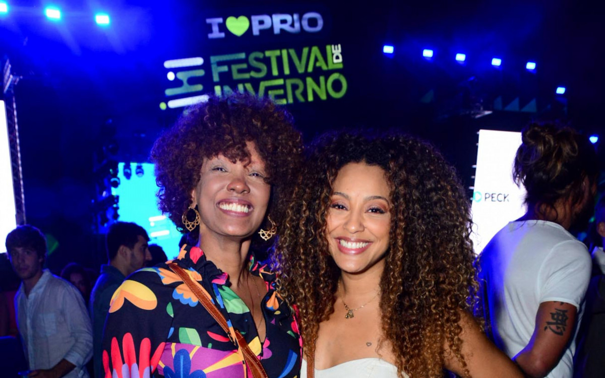 Isabel Fillardis e Sheron Menezzes posaram juntas, neste s&aacute;bado, em festival no Rio