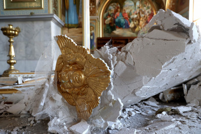 Bombardeio russo deixa dois mortos e destrói catedral em Odessa