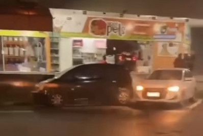 Acidente de trânsito causa colisão em loja de produtos para animais em Macaé