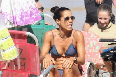 Mônica Teixeira, do 'RJTV 2', renova o bronzeado na praia do Leblon