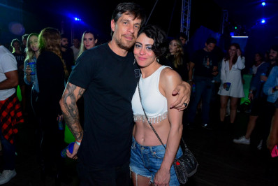 Carol Castro surge em clima de romance com novo namorado em festival no Rio