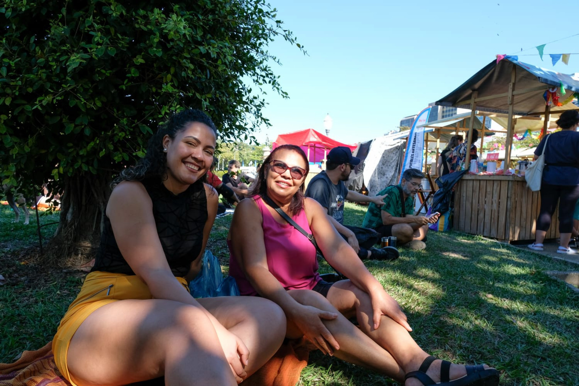 Ana Caroline ao lado da mãe, Selma Flor, na Praça Paris - Pedro Ivo/Agência O DIA