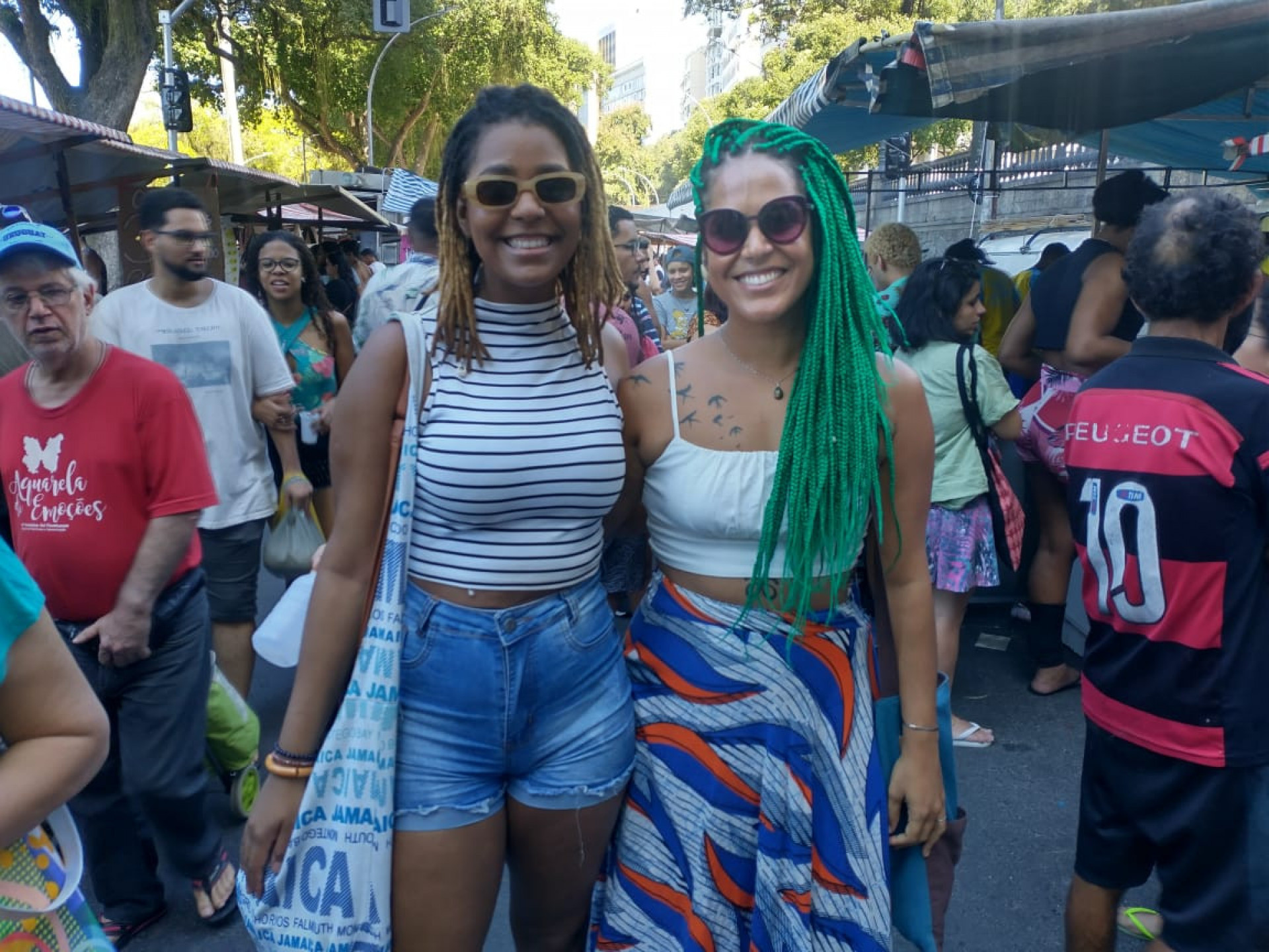 Stephanie e Tha&iacute;s Machado aproveitaram o domingo na feira - Natasha Amaral/Ag&ecirc;ncia O DIA