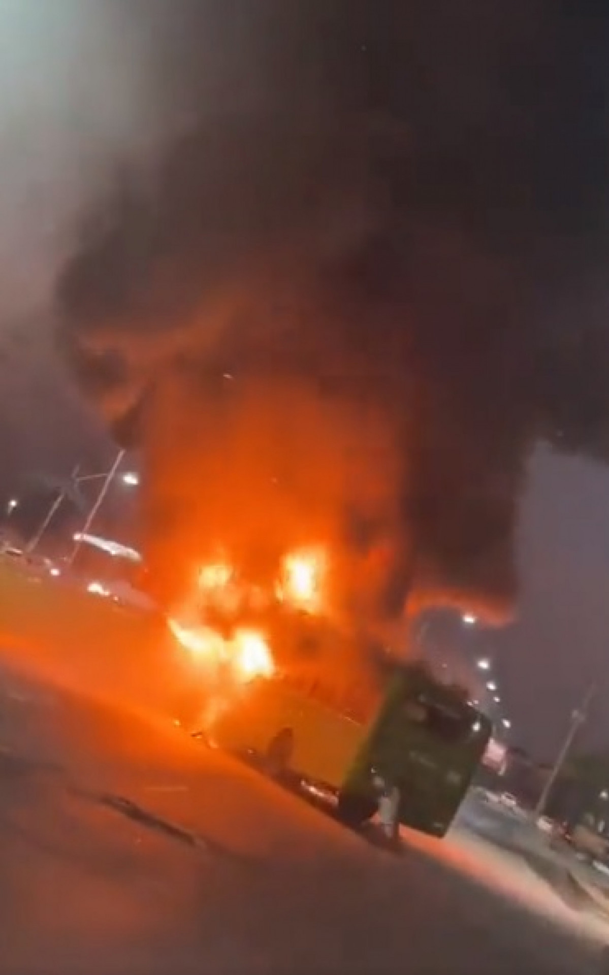 Ônibus é incendiado em ação criminosa em Duque de Caxias - Reprodução