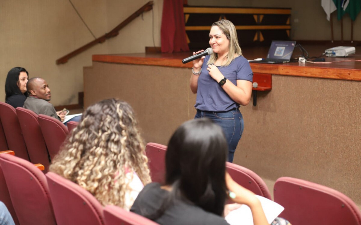 Palestra Como administrar a minha renda foi assistida por jovens
