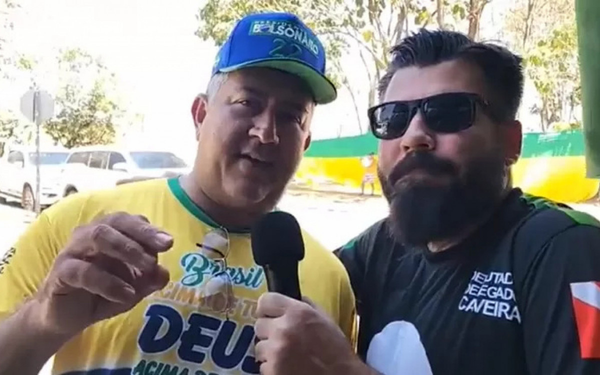 O empres&aacute;rio Ricardo Pereira Cunha (esq) durante os protestos contra a vit&oacute;ria de Lula