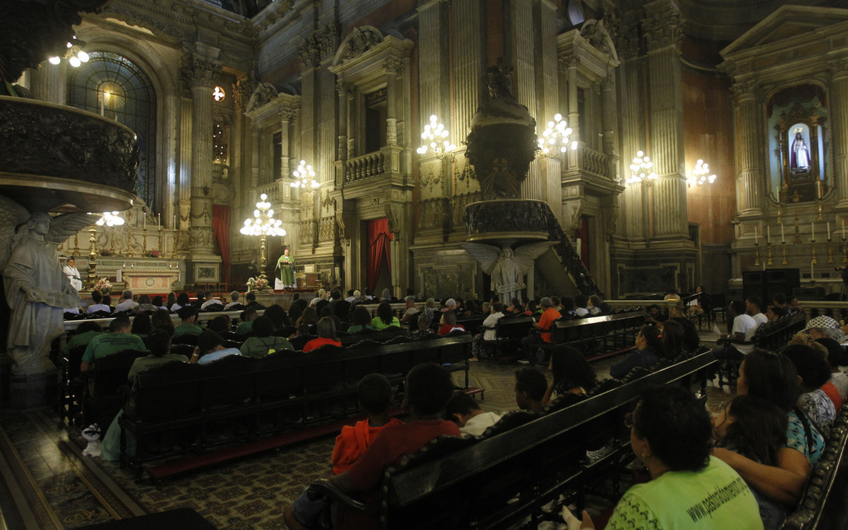 Missa inter-religiosa na Igreja da Candel&aacute;ria, no Centro do Rio