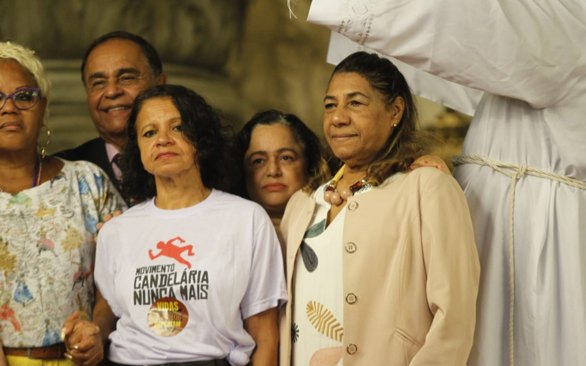 M&atilde;e de Marielle Franco, a primeira da direita para esquerda, esteve presente na missa
