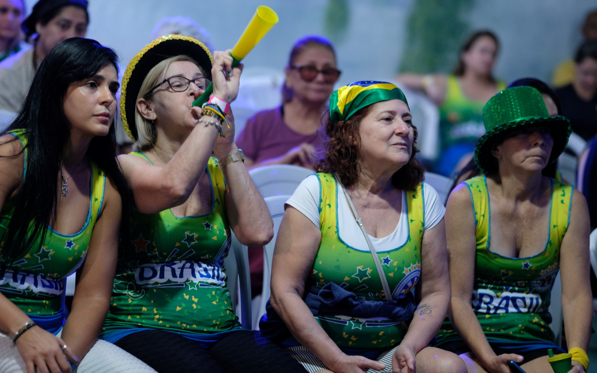 Torcedoras assistem partida entre Brasil e Panam&aacute; pela estreia da Copa do Mundo Feminina