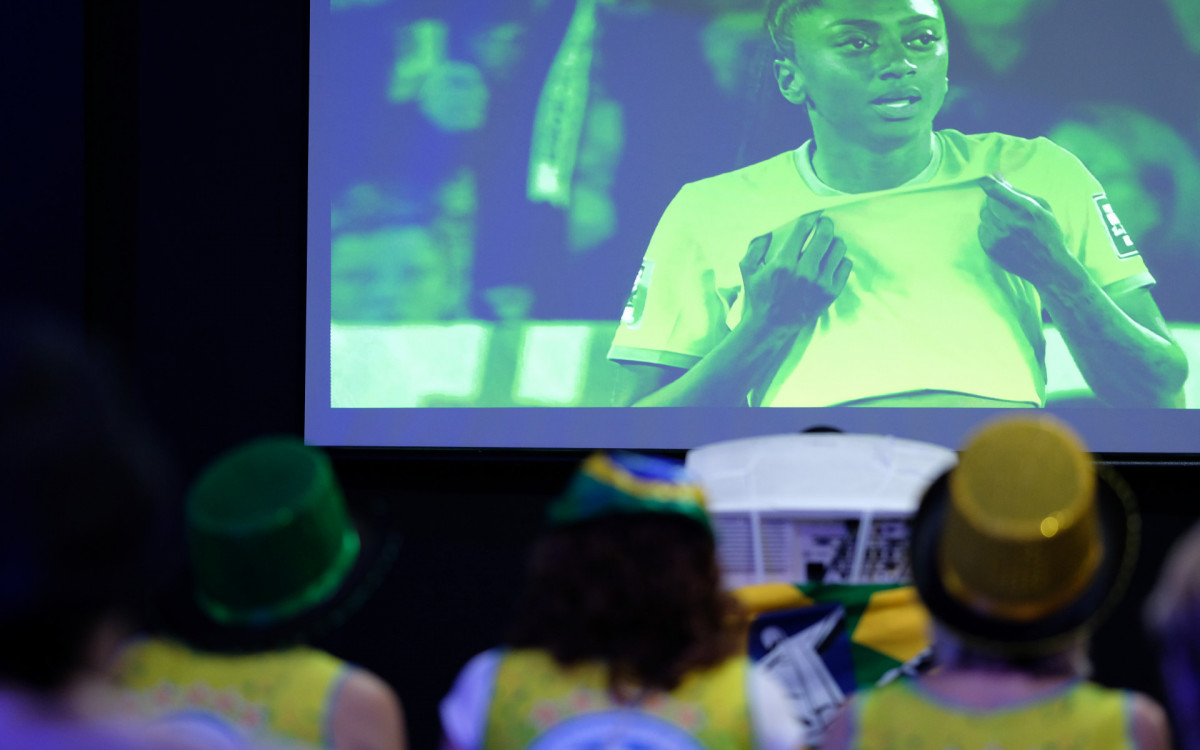 Torcedoras assistem partida entre Brasil e Panam&aacute; pela estreia da Copa do Mundo Feminina
