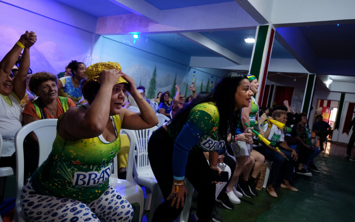 Torcedoras assistem partida entre Brasil e Panam&aacute; pela estreia da Copa do Mundo Feminina