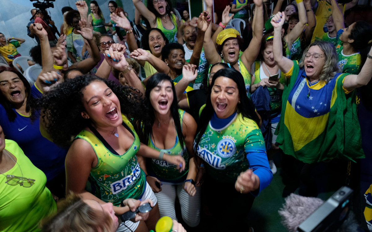 Torcedoras assistem partida entre Brasil e Panam&aacute; pela estreia da Copa do Mundo Feminina