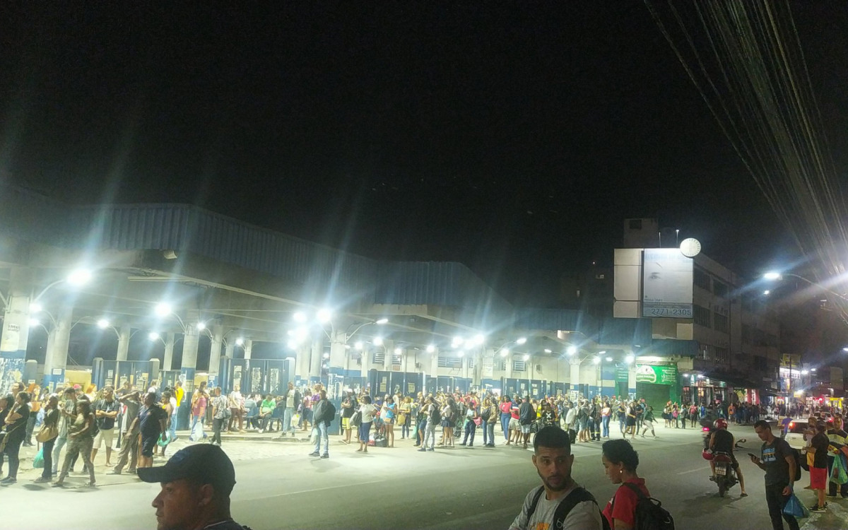 Volta para casa de trabalhadores &eacute; afetada por conta de inc&ecirc;ndios criminosos em &ocirc;nibus 