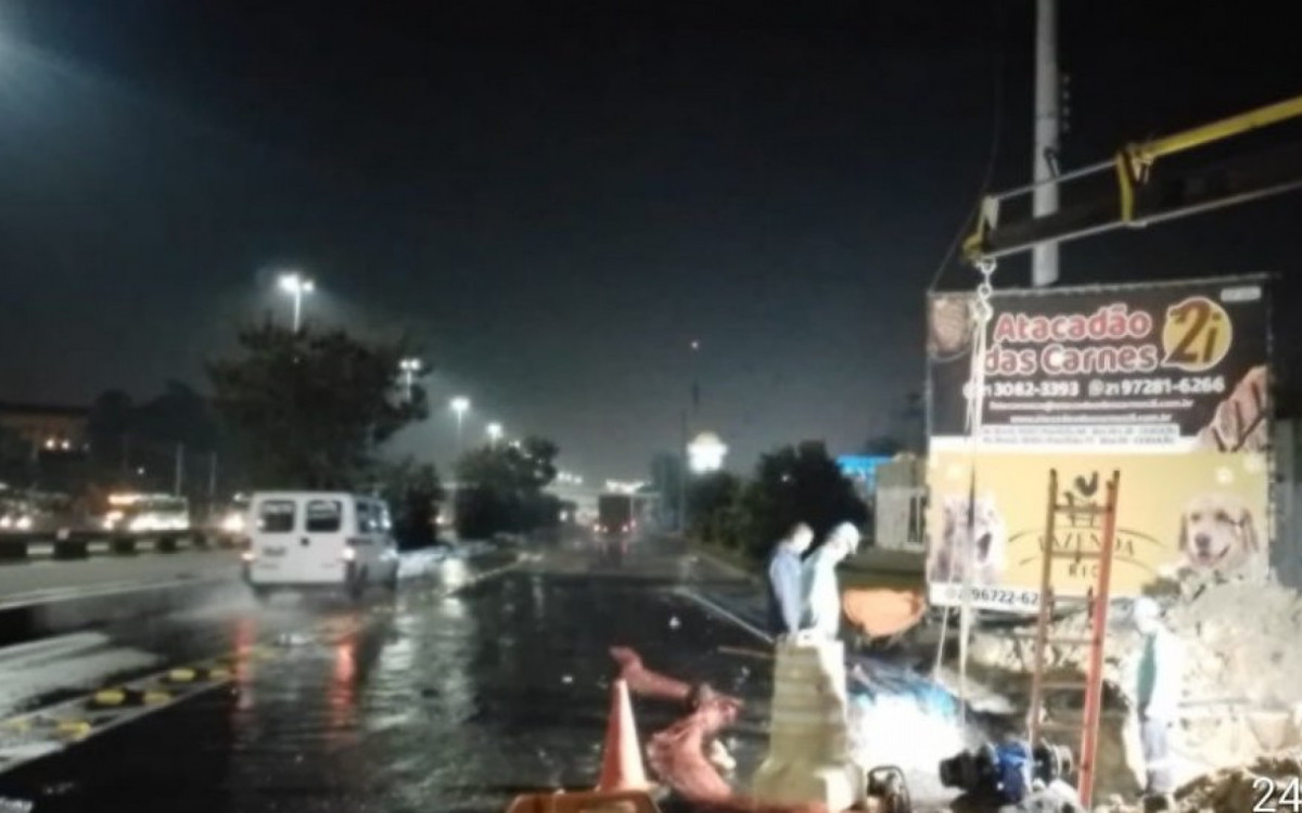 Vazamento na pista lateral da Avenida Brasil, na altura do Ceasa, Zona Norte do Rio - Reprodu&ccedil;&atilde;o