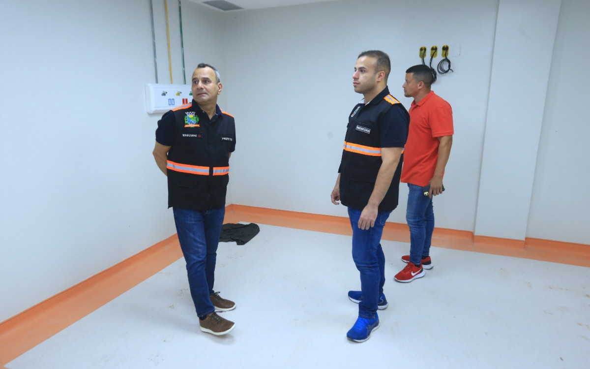 Waguinho, Matheus Carneiro e Vitor do Gelo fiscalizaram as obras da nova unidade de sa&uacute;de em fase final