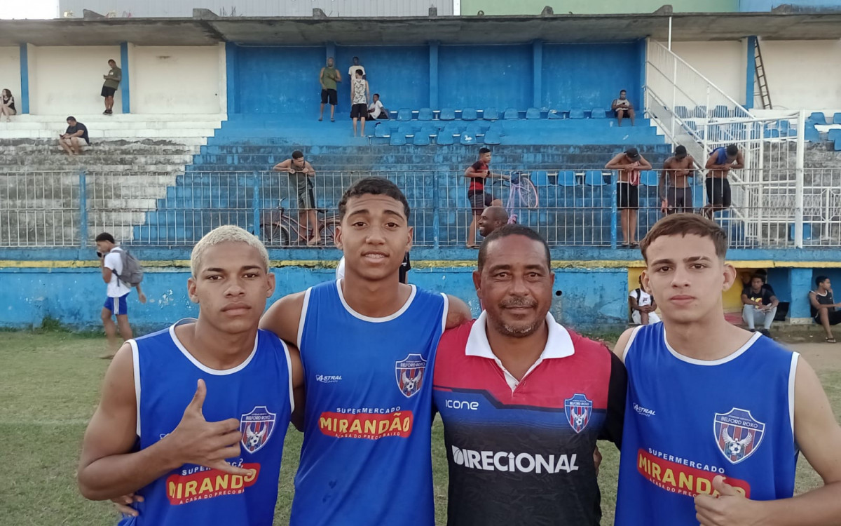 O t&eacute;cnico Cust&oacute;dio J&uacute;nior com os autores dos gols