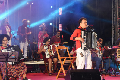 Cantor Vitor Fernandes encerrou Arraiá de Maricá deste ano