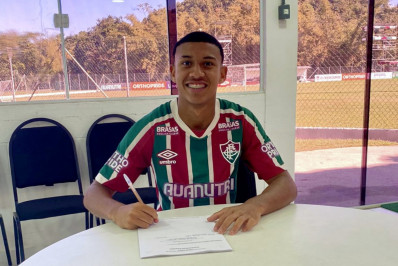Jogador da 'Esquadrilha 07' assina primeiro contrato profissional com o Fluminense