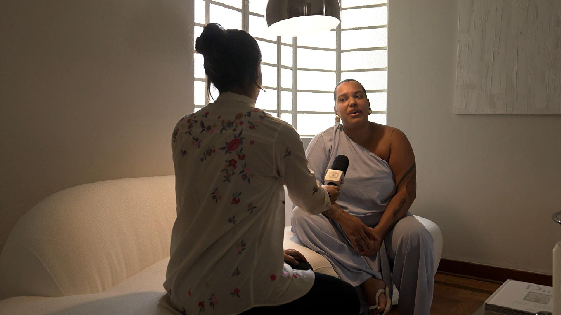 A repórter Nathalia Tavolieri entrevista a modelo Robertita
- Globo/Divulgação