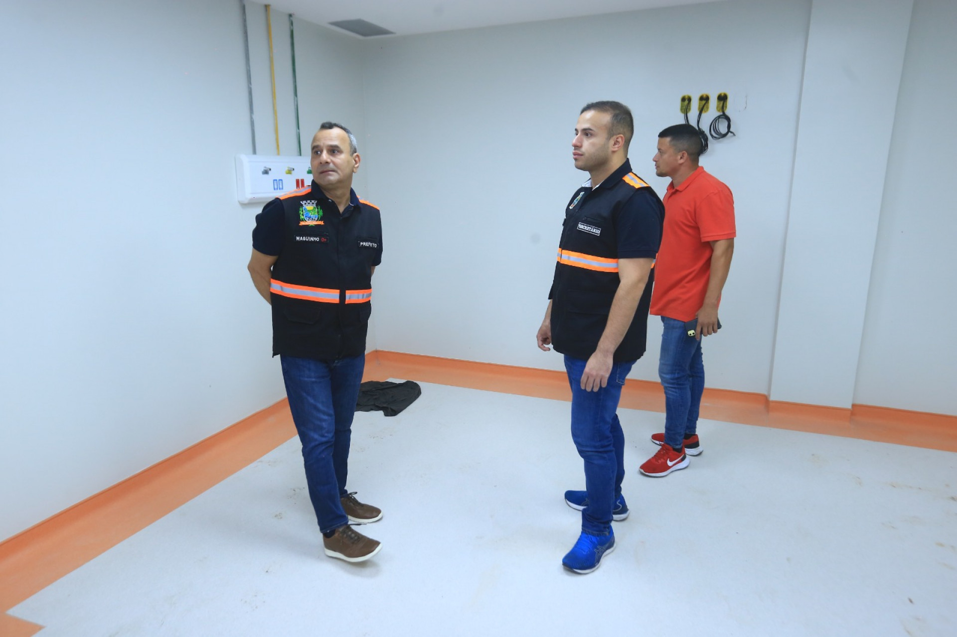 Waguinho, Matheus Carneiro e Vitor do Gelo fiscalizaram as obras da nova unidade de saúde em fase final - Rafael Barreto / PMBR