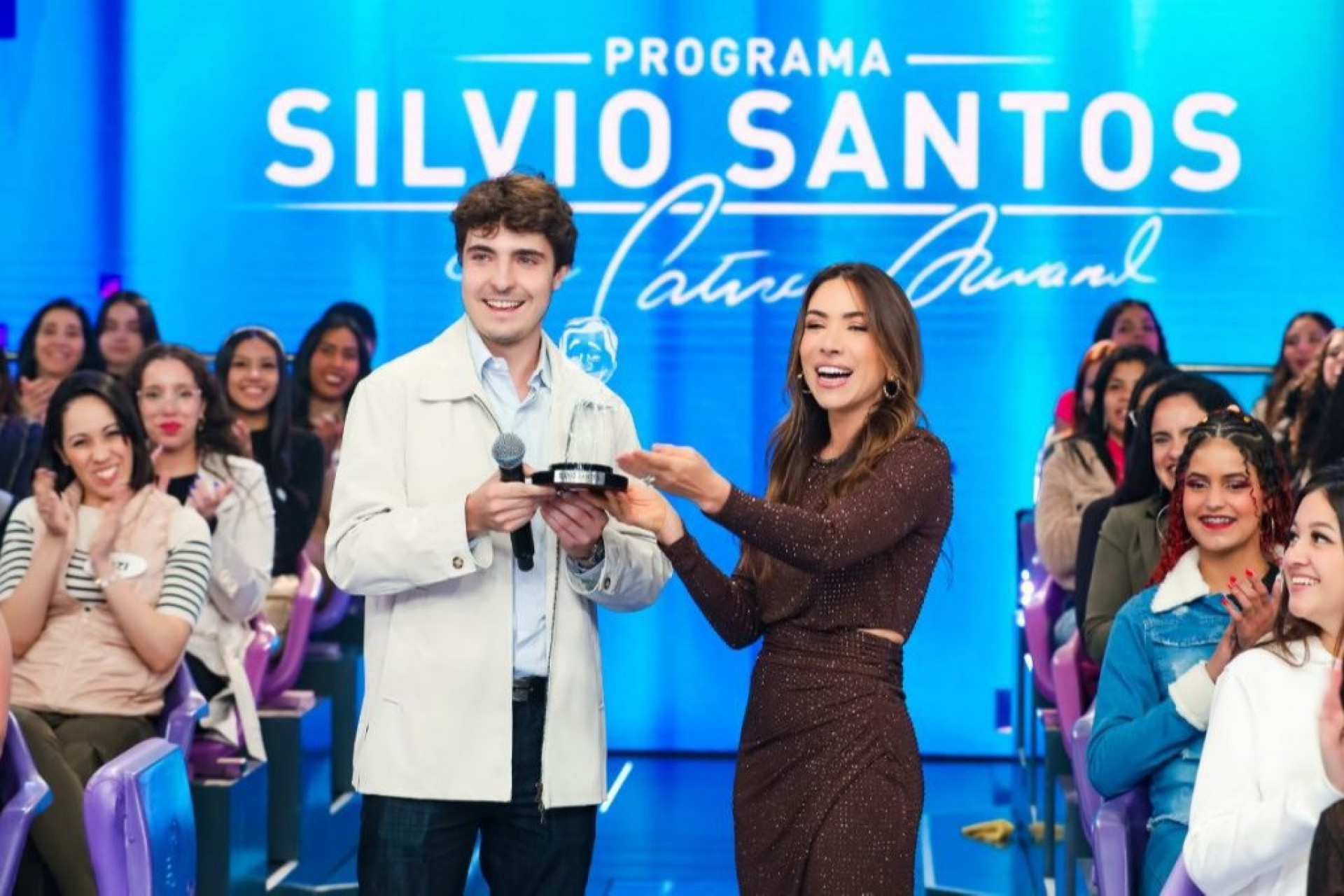 Filho De Gugu Liberato Recebe Troféu No 'Programa Silvio Santos ...