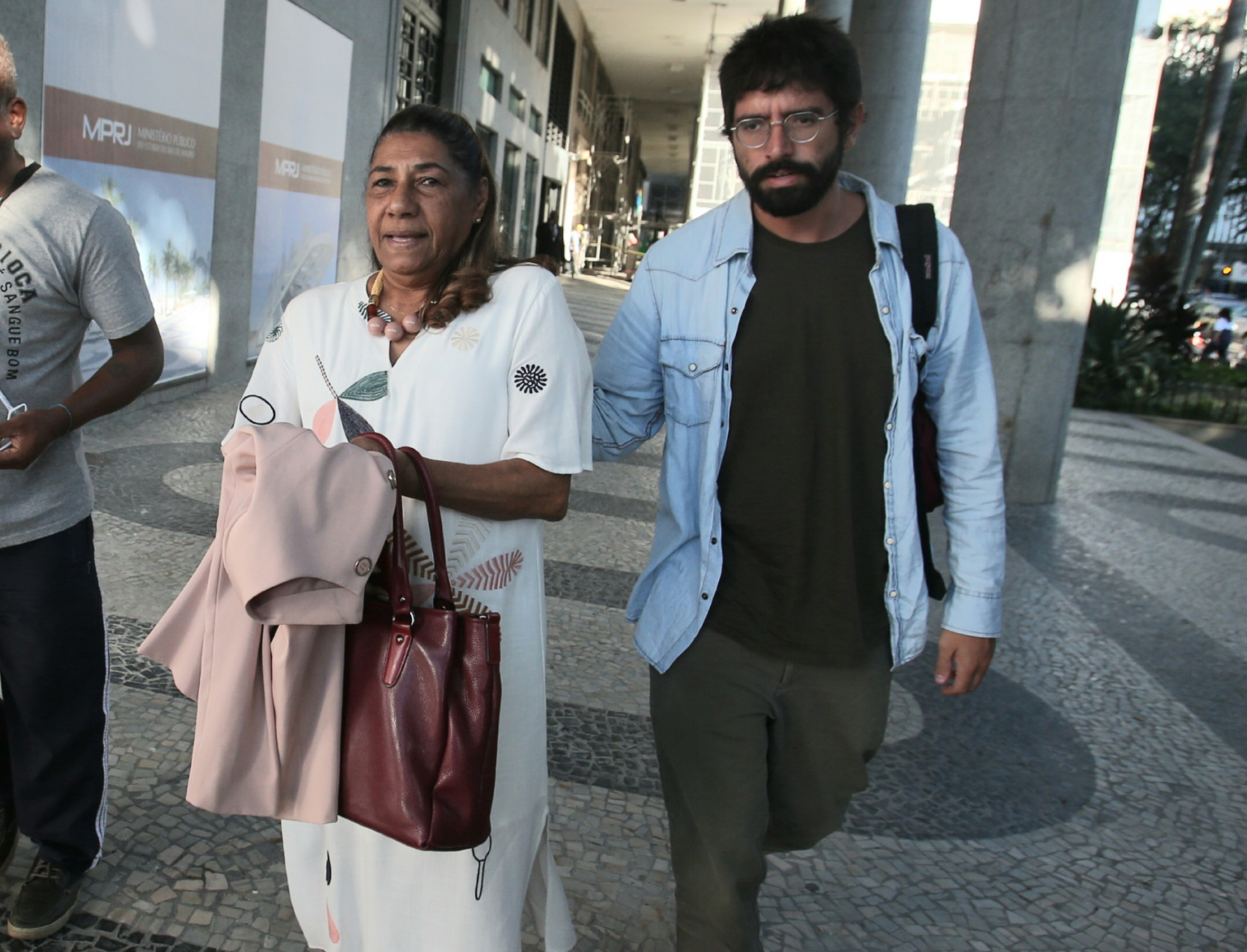 Na foto, a m&atilde;e de Marielle, Marinette da Silva, a caminho da reuni&atilde;o com o Minist&eacute;rio P&uacute;blico do Rio (MPRJ) - Cl&eacute;ber Mendes/Ag&ecirc;ncia O Dia