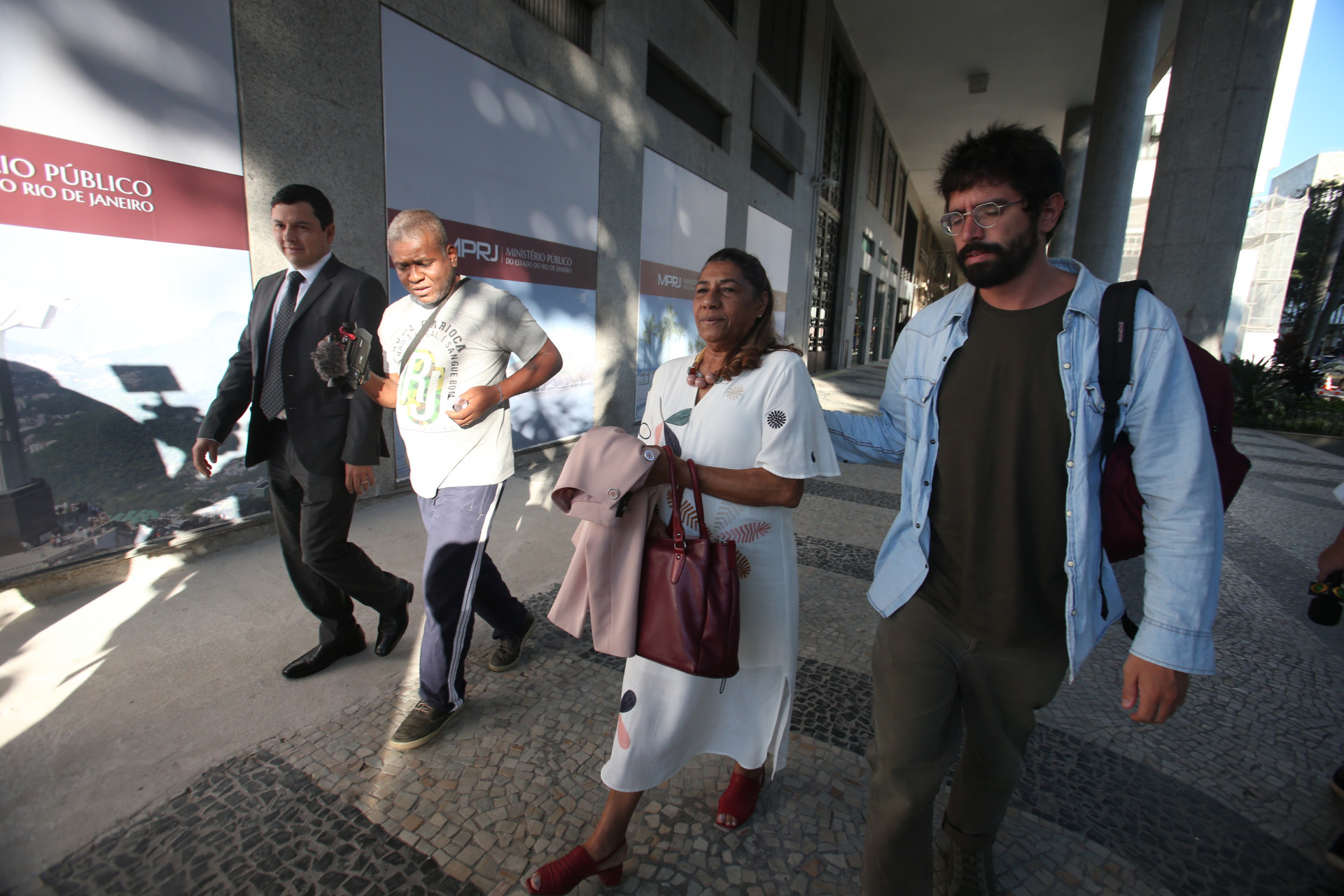 Na foto, a m&atilde;e de Marielle, Marinette da Silva, a caminho da reuni&atilde;o com o Minist&eacute;rio P&uacute;blico do Rio (MPRJ) - Cl&eacute;ber Mendes/Ag&ecirc;ncia O Dia
